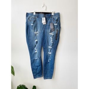 NWT Torrid Bombshell Skinny Jeans